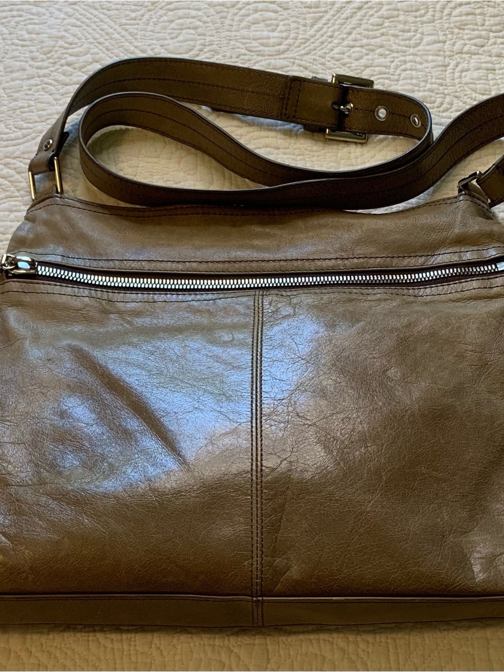 HOBO the Original Leather Lorna Shoulder Bag in Stone Taupe